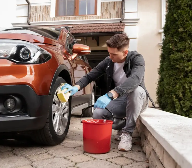 Lavage auto à domicile La Tour-en-Maurienne : professionnel intervenant sur un véhicule
